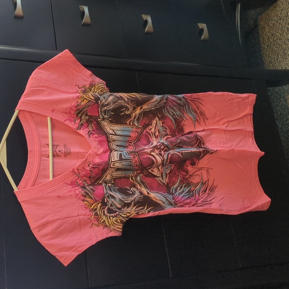 Women's Tapout size medium pink top Y2K no holes or stains